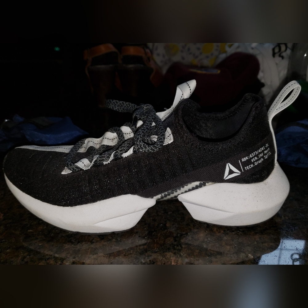 Reebok Women's Athletic Shoes Worn One Time Sz 7.5 Really Cool Design!!!